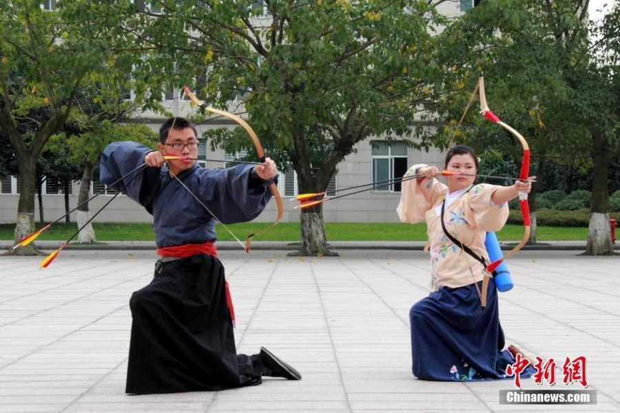 圖為課余練習射箭的“神雕俠侶”胡雅潔和胡默齋。