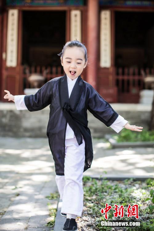 三萌娃扮“道士”玩游戲喚醒網(wǎng)友兒時(shí)記憶 三萌娃扮“道士”玩游戲喚醒網(wǎng)友兒時(shí)記憶