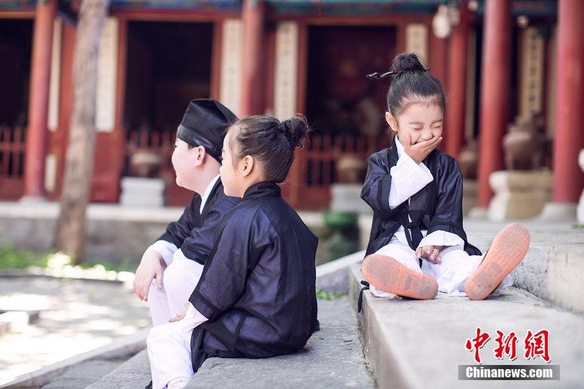 三萌娃扮“道士”玩游戲喚醒網(wǎng)友兒時(shí)記憶 三萌娃扮“道士”玩游戲喚醒網(wǎng)友兒時(shí)記憶