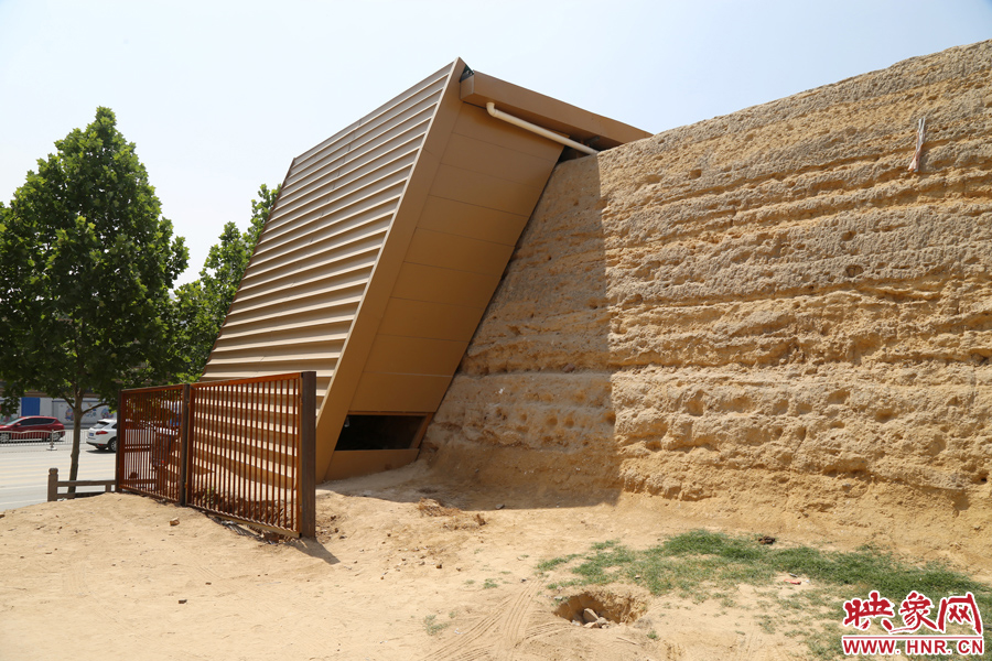 千年商都遺址仿佛披上“黃金甲”。