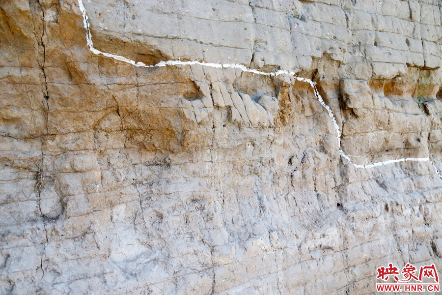 待工程開放后，游客走進(jìn)城墻內(nèi)部，可以看到商代的紅色夯土層、戰(zhàn)國時期的白色夯土層。