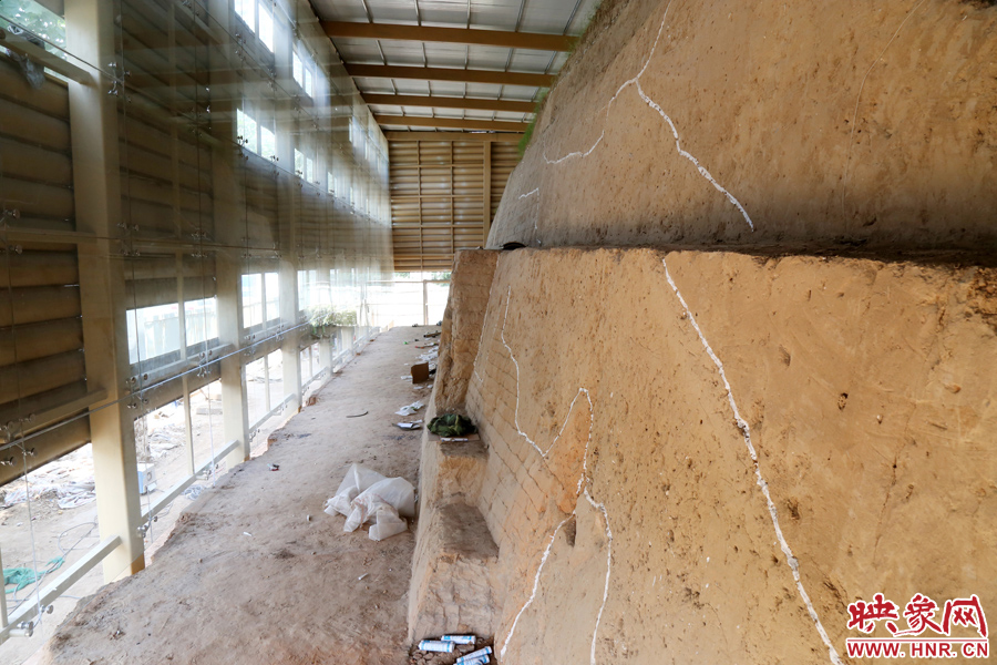 按照最初的設(shè)計(jì)，東側(cè)城墻內(nèi)規(guī)劃有一個1~2米寬的小展廳。