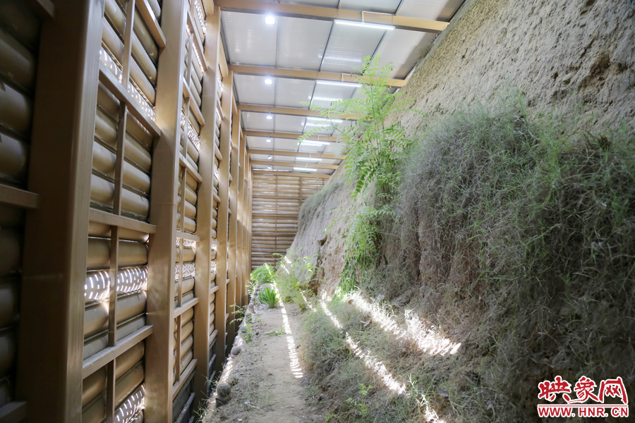 鄭州市商城遺址保護(hù)管理處對該節(jié)點(diǎn)1700米城垣兩側(cè)斷面遺址進(jìn)行保護(hù)性設(shè)施建設(shè)。