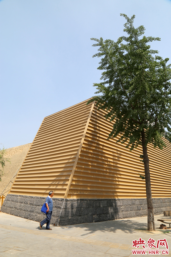 一名路人從“土豪金”保護(hù)殼前經(jīng)過。