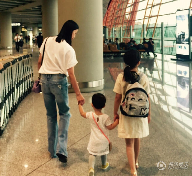 孫莉帶著兩個(gè)女兒 孫莉帶著兩個(gè)女兒