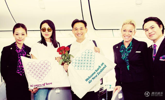 黃磊和孫莉與機(jī)組人員合影 黃磊和孫莉與機(jī)組人員合影