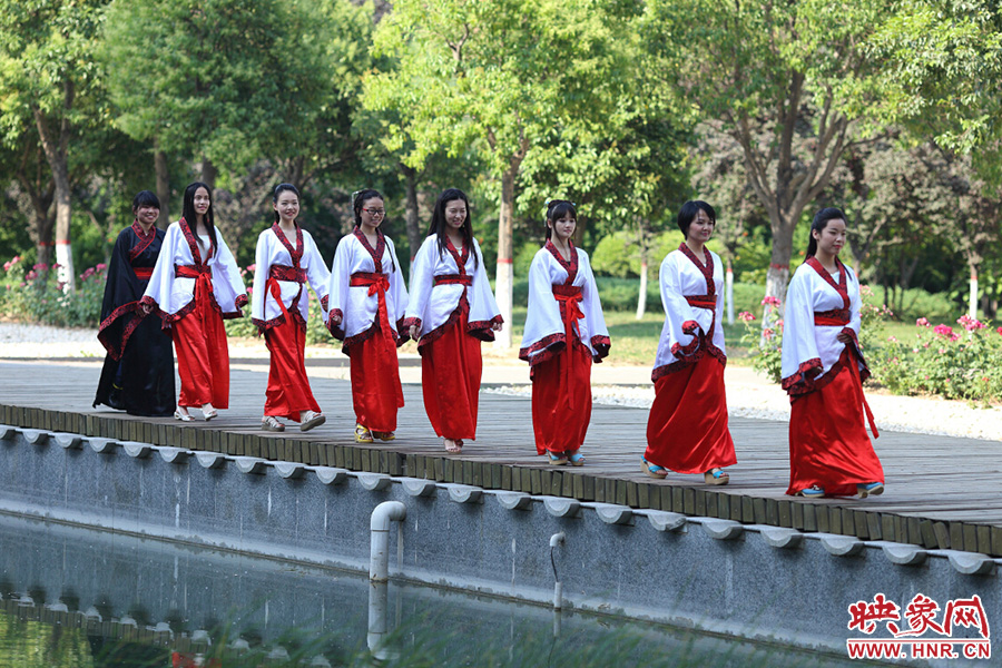 在校園里再走走，下次又不知道是何年何時(shí)。