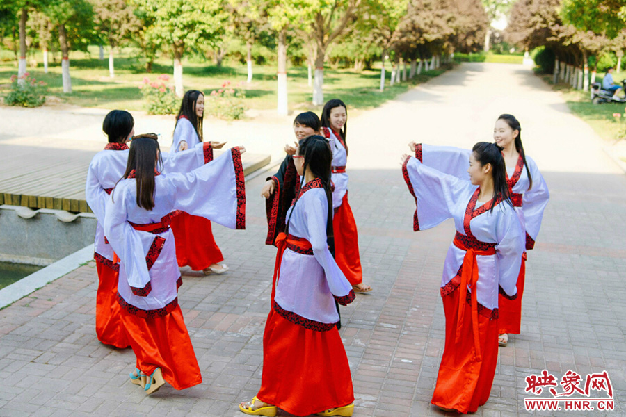 走遍校園的每個(gè)角落，只為你能盡可能將有關(guān)的記憶都帶走。