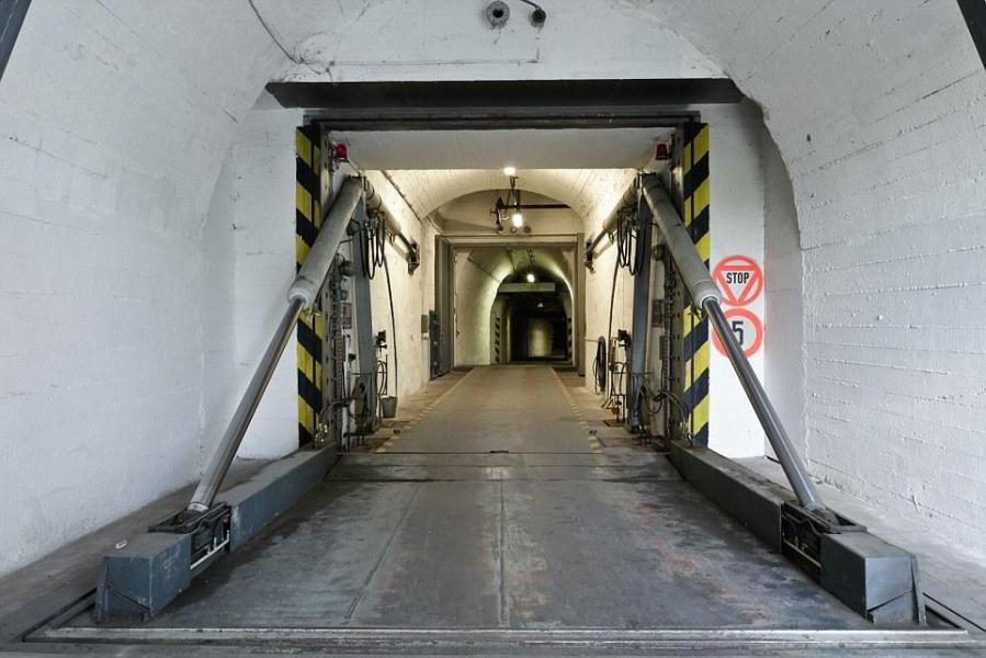 圖為地堡內(nèi)的通道，皆配備攝像頭。