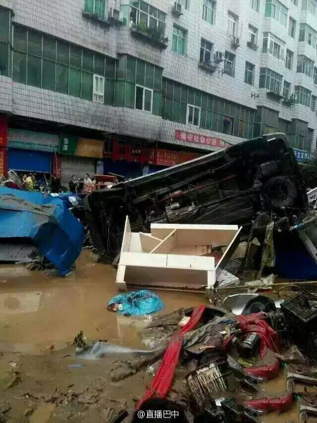 四川南江暴雨引洪水 數(shù)百輛車(chē)被淹成“廢鐵” 四川南江暴雨引洪水 數(shù)百輛車(chē)被淹成“廢鐵”