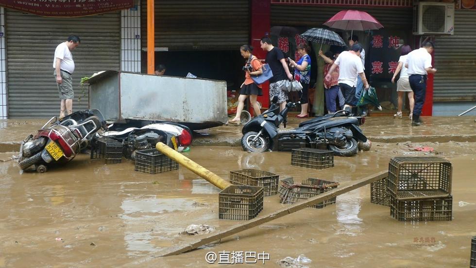四川南江暴雨引洪水 數(shù)百輛車(chē)被淹成“廢鐵” 四川南江暴雨引洪水 數(shù)百輛車(chē)被淹成“廢鐵”