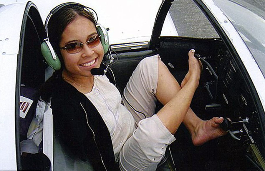 美國(guó)“勵(lì)志姐”天生無(wú)雙臂 用腳開飛機(jī)彈鋼琴