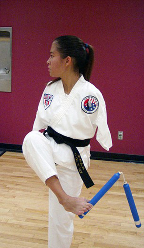 美國(guó)“勵(lì)志姐”天生無(wú)雙臂 用腳開飛機(jī)彈鋼琴