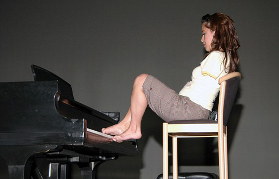 美國(guó)“勵(lì)志姐”天生無(wú)雙臂 用腳開飛機(jī)彈鋼琴