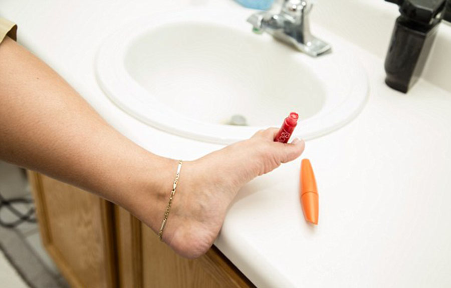 美國(guó)“勵(lì)志姐”天生無(wú)雙臂 用腳開飛機(jī)彈鋼琴