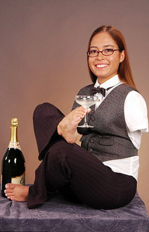 美國(guó)“勵(lì)志姐”天生無(wú)雙臂 用腳開飛機(jī)彈鋼琴