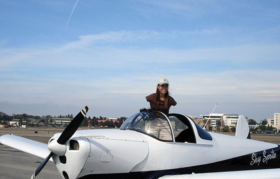 美國(guó)“勵(lì)志姐”天生無(wú)雙臂 用腳開飛機(jī)彈鋼琴