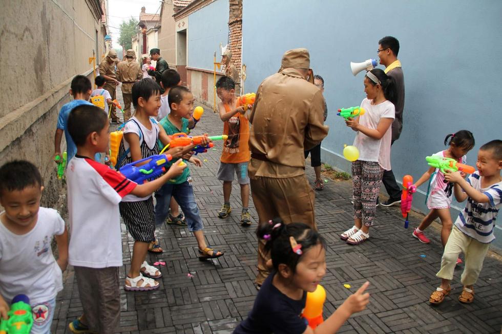 孩子們持水槍打鬼子。