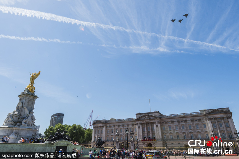 數(shù)架颶風(fēng)噴火戰(zhàn)斗機和臺風(fēng)戰(zhàn)斗機編隊飛躍白金漢宮上空，參加了紀(jì)念儀式。