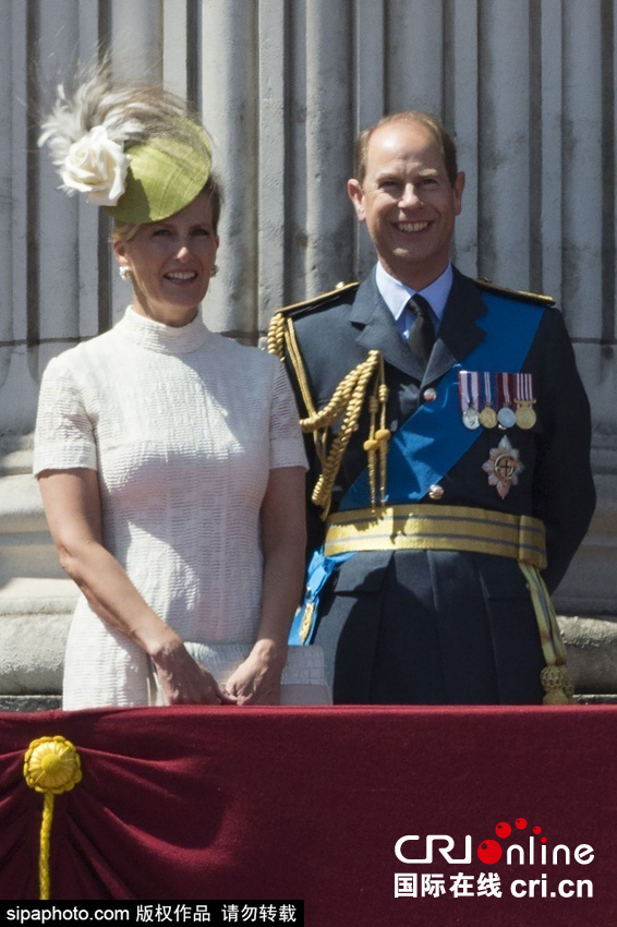 英國女王伊麗莎白二世攜眾王室成員觀看空軍飛行表演。