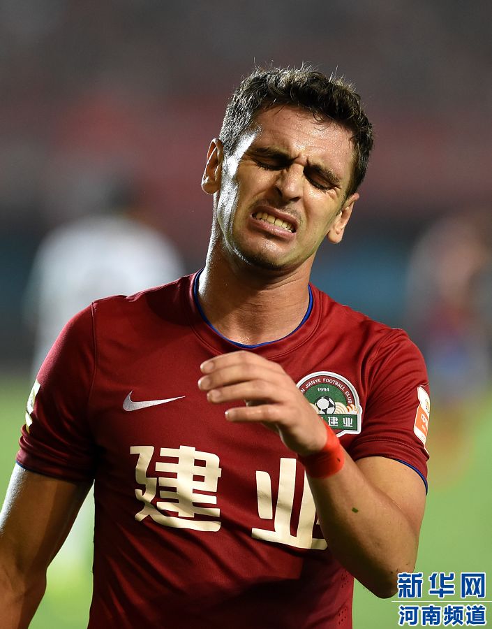 7月19日，河南建業(yè)隊球員伊沃錯失破門機會。新華社記者李博攝
