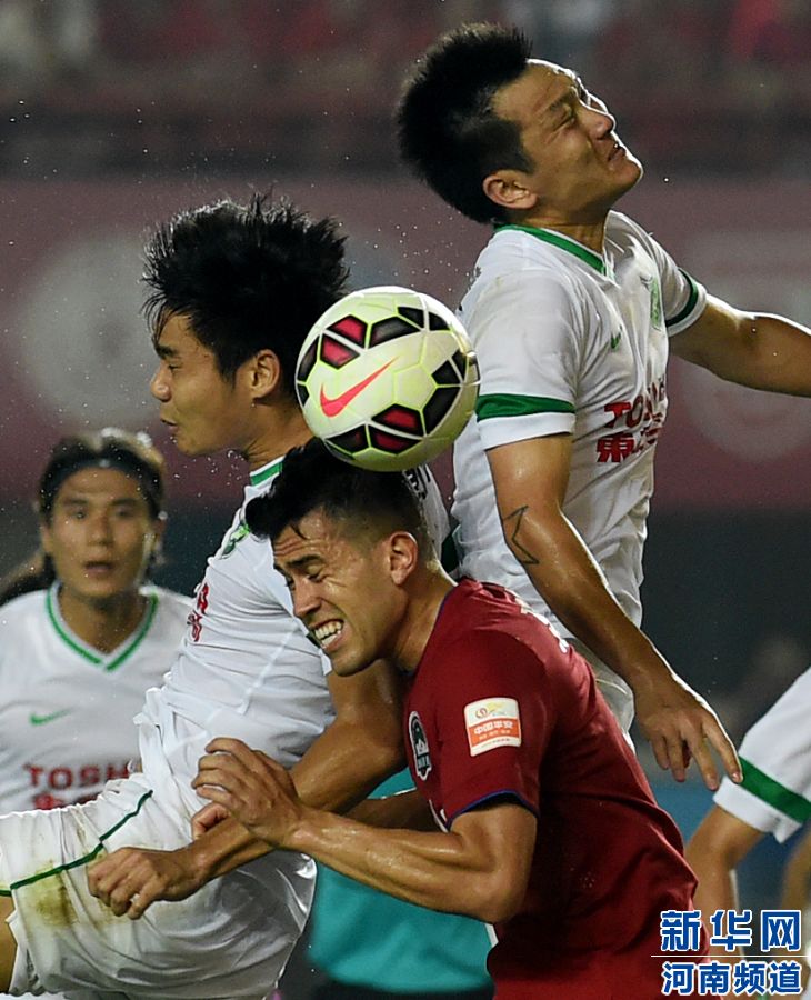 7月19日，河南建業(yè)隊球員哈維爾（右二）在比賽中與對手爭搶頭球。