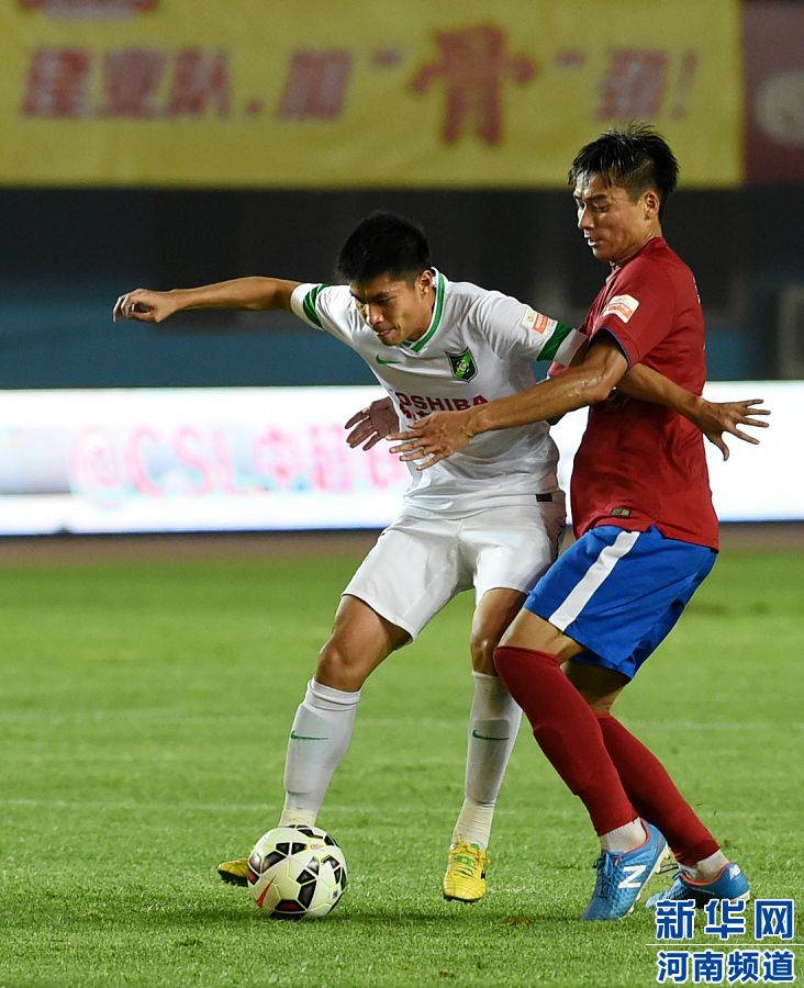 7月19日，杭州綠城隊球員黃希揚（左）在比賽中控球。