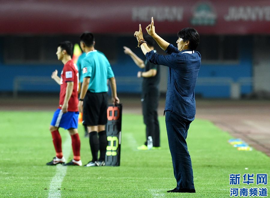 7月19日，河南建業(yè)隊主教練賈秀全（右一）在場邊指揮。