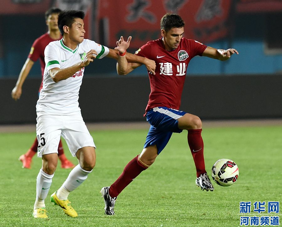 7月19日，河南建業(yè)隊球員伊沃（右）在比賽中帶球進攻。