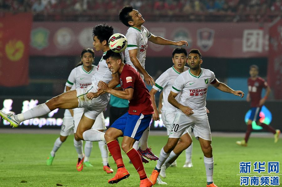 7月19日，河南建業(yè)隊球員哈維爾（前排左二）在比賽中與對手爭搶頭球。