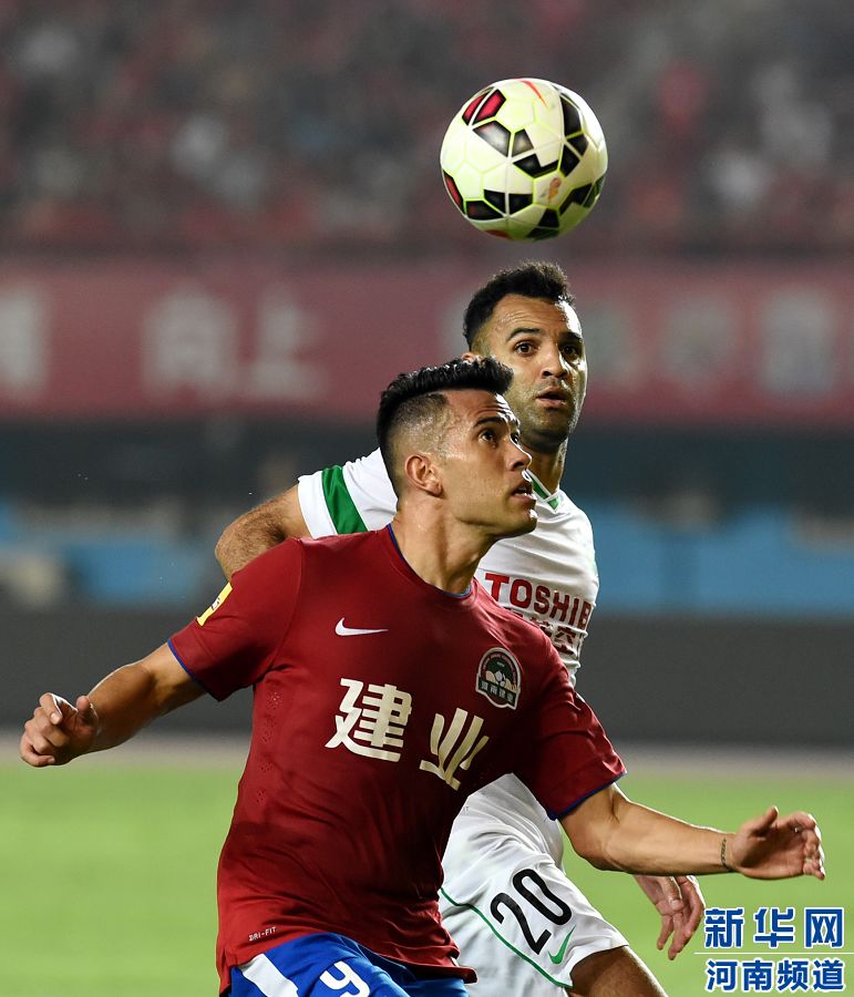 7月19日，河南建業(yè)隊球員哈維爾（前）在比賽中拼搶。