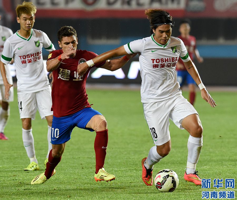 　7月19日，杭州綠城隊球員趙宇豪（右）在比賽中爭搶。
