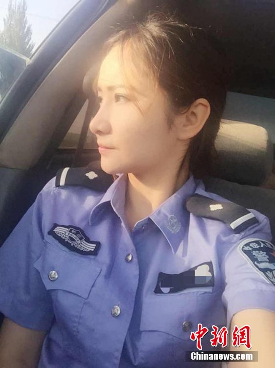 新疆兵團女民警生活照走紅網(wǎng)絡(luò) 被譽“最美警花” 新疆兵團女民警生活照走紅網(wǎng)絡(luò) 被譽“最美警花”