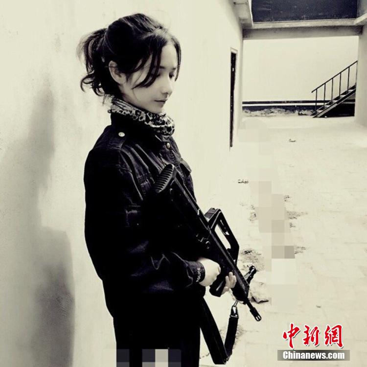 新疆兵團女民警生活照走紅網(wǎng)絡(luò) 被譽“最美警花” 新疆兵團女民警生活照走紅網(wǎng)絡(luò) 被譽“最美警花”