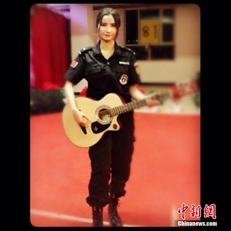 新疆兵團女民警生活照走紅網(wǎng)絡(luò) 被譽“最美警花” 新疆兵團女民警生活照走紅網(wǎng)絡(luò) 被譽“最美警花”