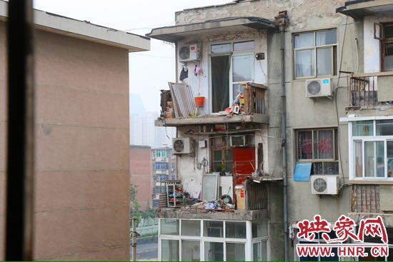 樓上多處陽臺出現(xiàn)裂縫，隨時有掉落危險