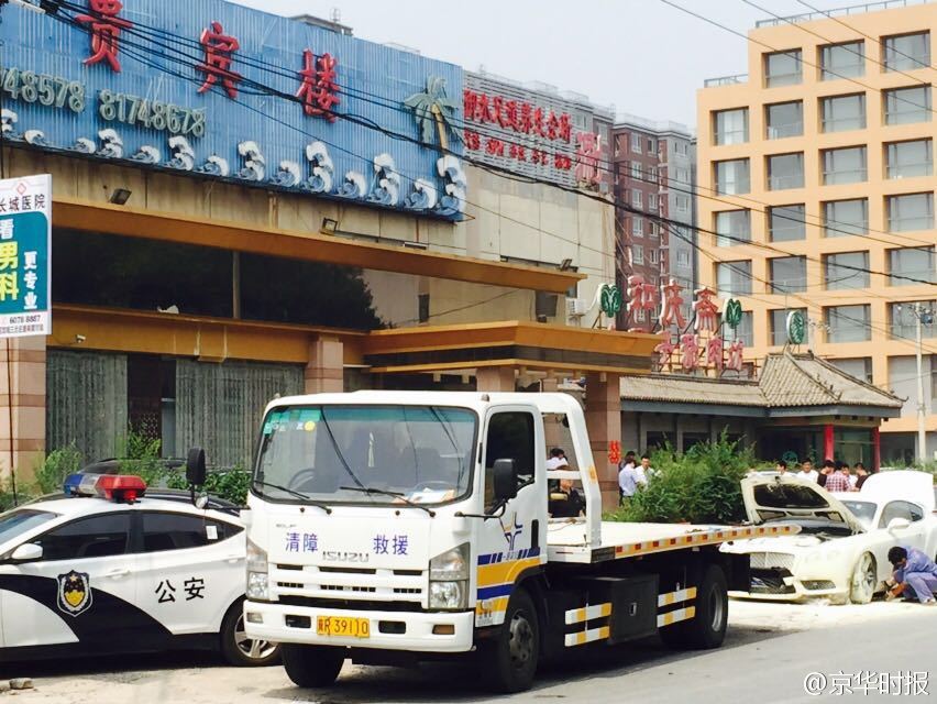 新郎租400萬(wàn)豪車(chē)迎親被鞭炮點(diǎn)燃