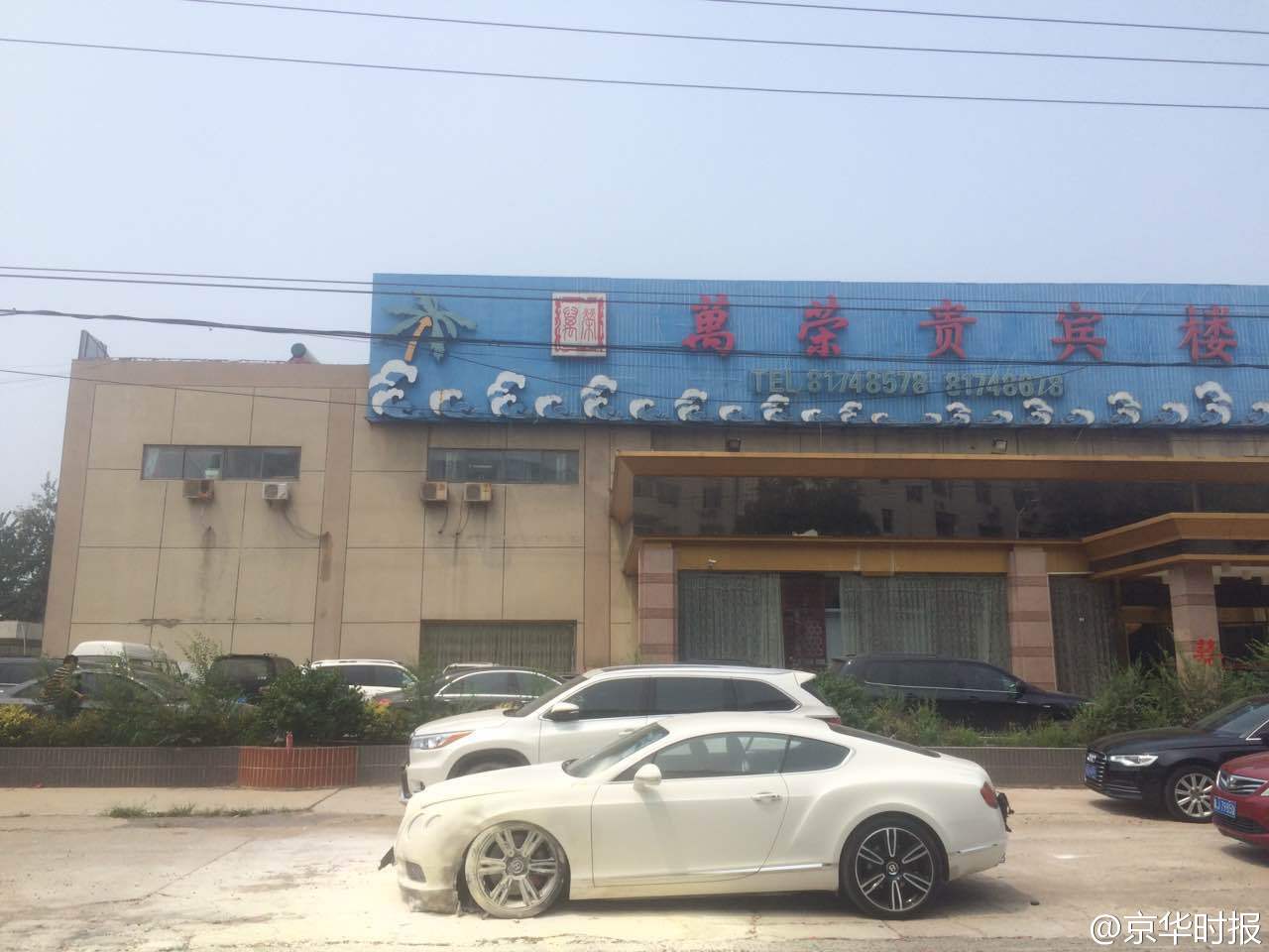 新郎租400萬(wàn)豪車(chē)迎親被鞭炮點(diǎn)燃