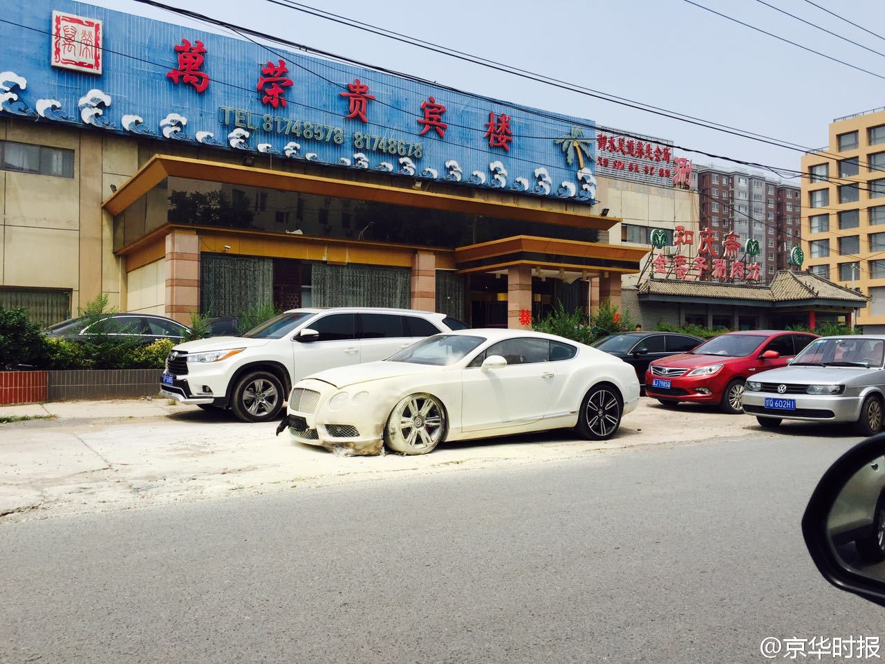 新郎租400萬(wàn)豪車(chē)迎親被鞭炮點(diǎn)燃