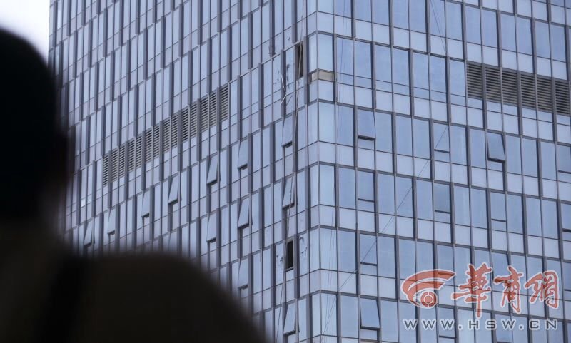 西安2名蜘蛛人被風(fēng)刮飛 撞擊大樓外墻致死 西安2名蜘蛛人被風(fēng)刮飛 撞擊大樓外墻致死