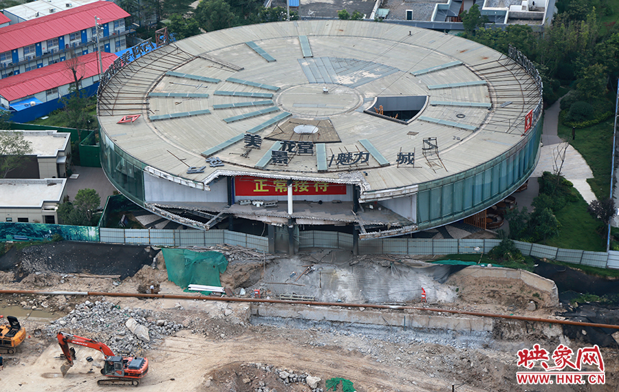 售樓部被拆掉一個角，仍在正常使用