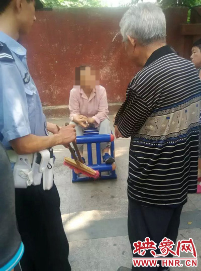 老太當時坐在健身器材上做仰臥起坐，說環(huán)衛(wèi)工人影響她鍛煉身體了，便開始謾罵環(huán)衛(wèi)工人。