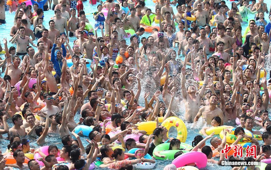 8月1日，民眾扎堆在南京湯山歡樂水魔方水上樂園戲水，享受“冰火兩重天”的涼爽和激情。連日來，中國大部分地區(qū)迎來高溫天氣。