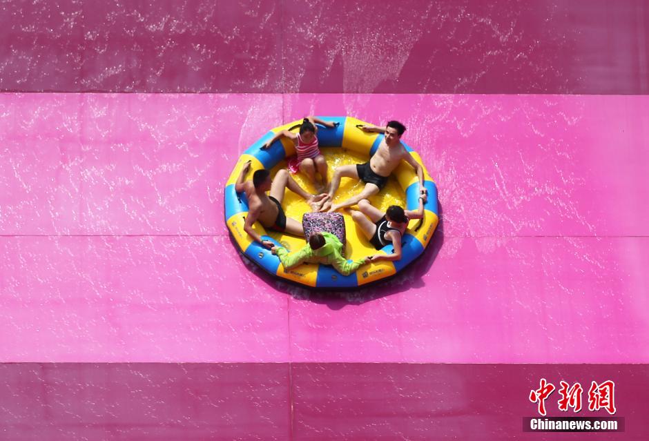 8月1日，民眾扎堆在南京湯山歡樂水魔方水上樂園戲水，享受“冰火兩重天”的涼爽和激情。連日來，中國大部分地區(qū)迎來高溫天氣。
