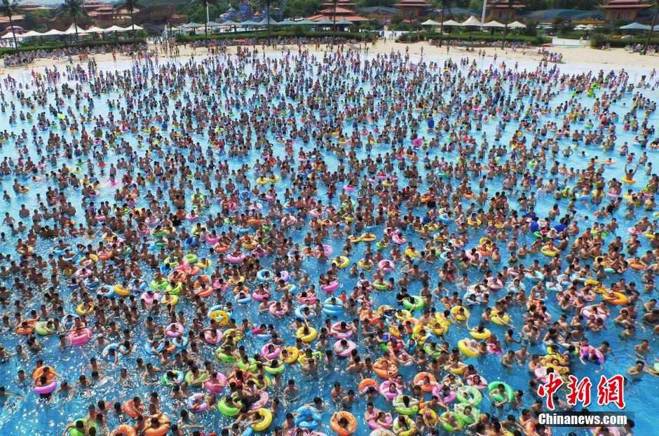 8月1日，民眾扎堆在南京湯山歡樂水魔方水上樂園戲水，享受“冰火兩重天”的涼爽和激情。連日來，中國大部分地區(qū)迎來高溫天氣。