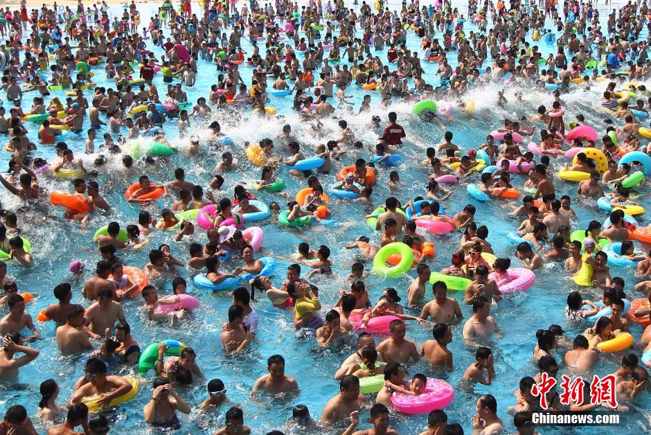 8月1日，民眾扎堆在南京湯山歡樂水魔方水上樂園戲水，享受“冰火兩重天”的涼爽和激情。連日來，中國大部分地區(qū)迎來高溫天氣。