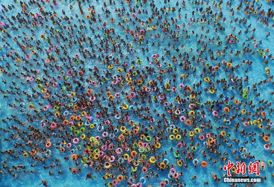 8月1日，民眾扎堆在南京湯山歡樂水魔方水上樂園戲水，享受“冰火兩重天”的涼爽和激情。連日來，中國大部分地區(qū)迎來高溫天氣。