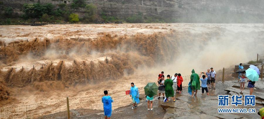 8月2日，游客在山西吉縣黃河壺口瀑布景區(qū)游覽觀瀑。