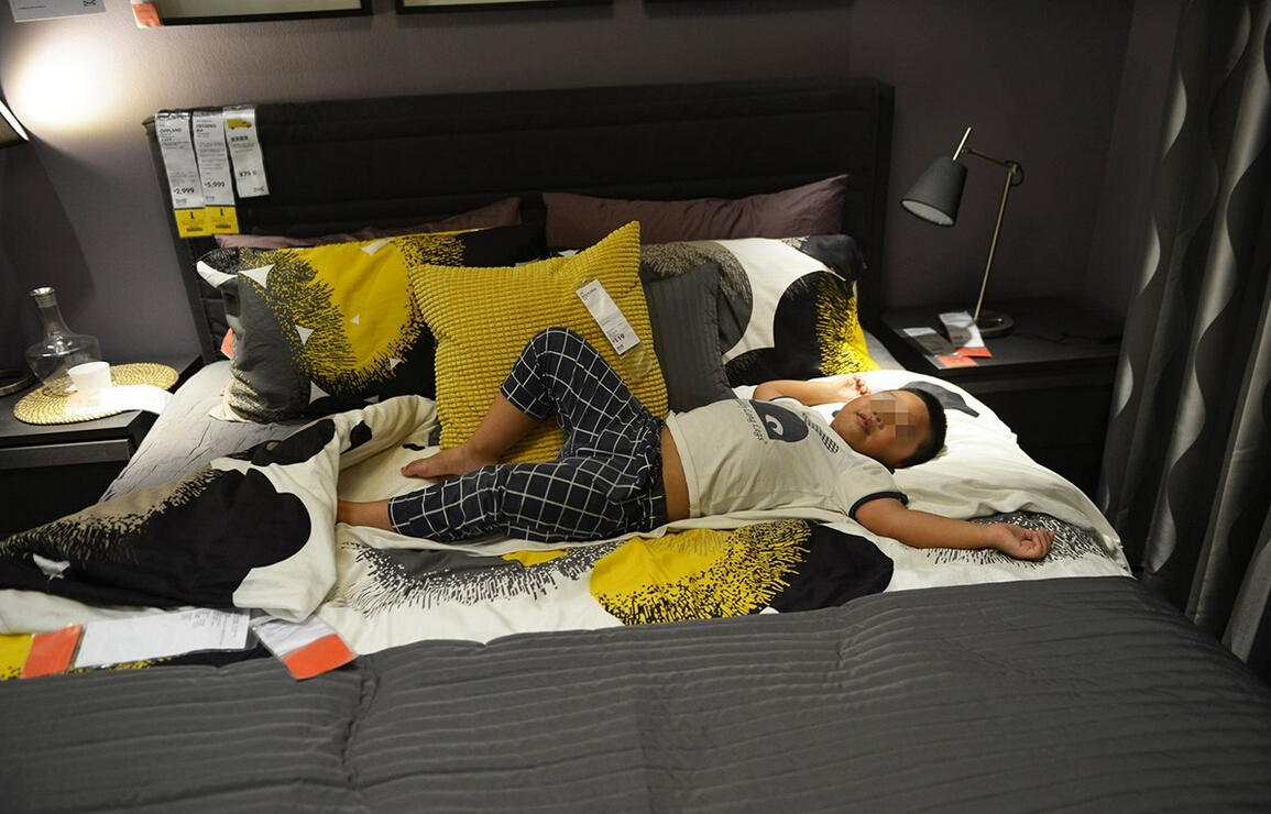 8月4日，杭州，“蹭涼族”在宜家杭州店的沙發(fā)或床鋪上休息。