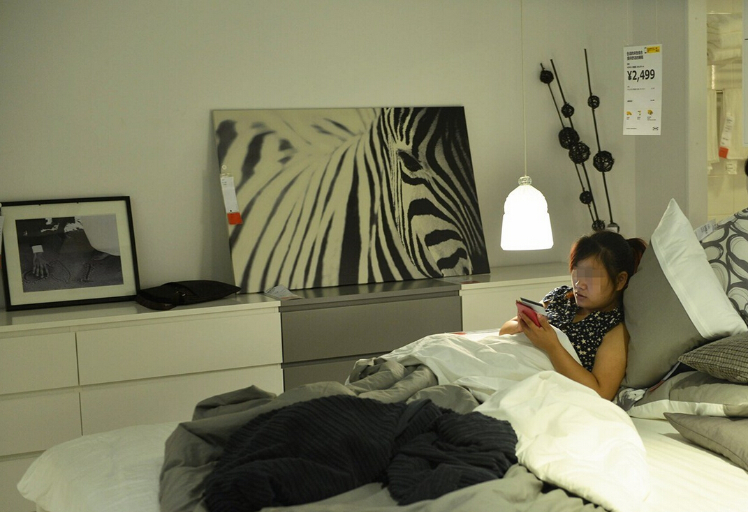 8月4日，杭州，“蹭涼族”在宜家杭州店的沙發(fā)或床鋪上休息。